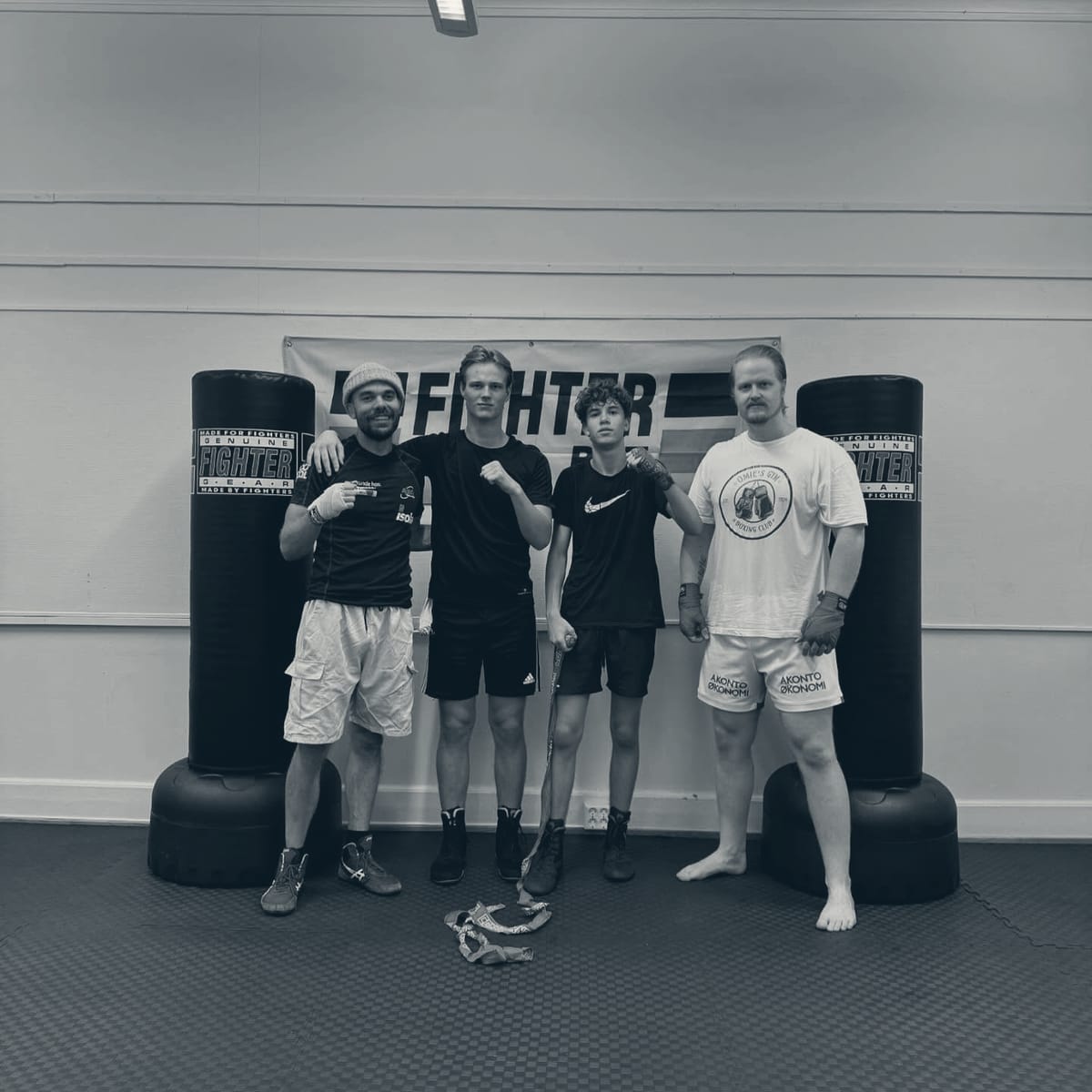 Fem boksere fra Omie's Gym stiller opp mellom to frittstående sekker i klubblokalet i Hønefoss