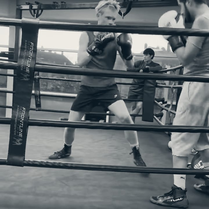 To boksere spar i ringen under klubbens besøk hos Frontline Muay Thai